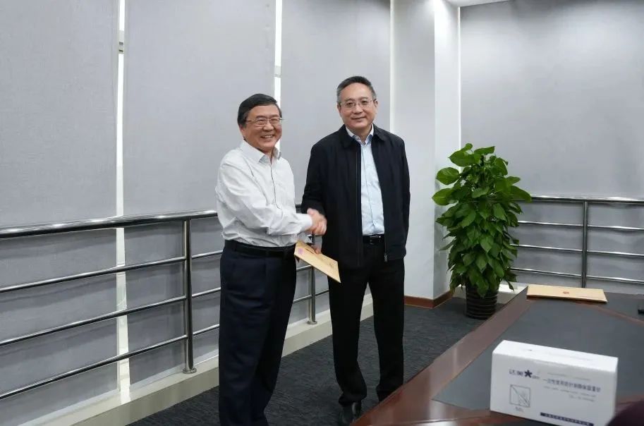 奉賢區(qū)人大常委會黨組書記、主任張培榮一行蒞臨上海山美股份開展“優(yōu)環(huán)境、穩(wěn)經(jīng)濟”大走訪大調(diào)研